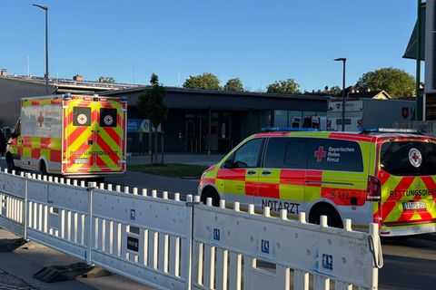 Einsatzfahrzeuge des BRK am Bahnhof von Traunstein. Foto: --/Bayerisches Rotes Kreuz/dpa