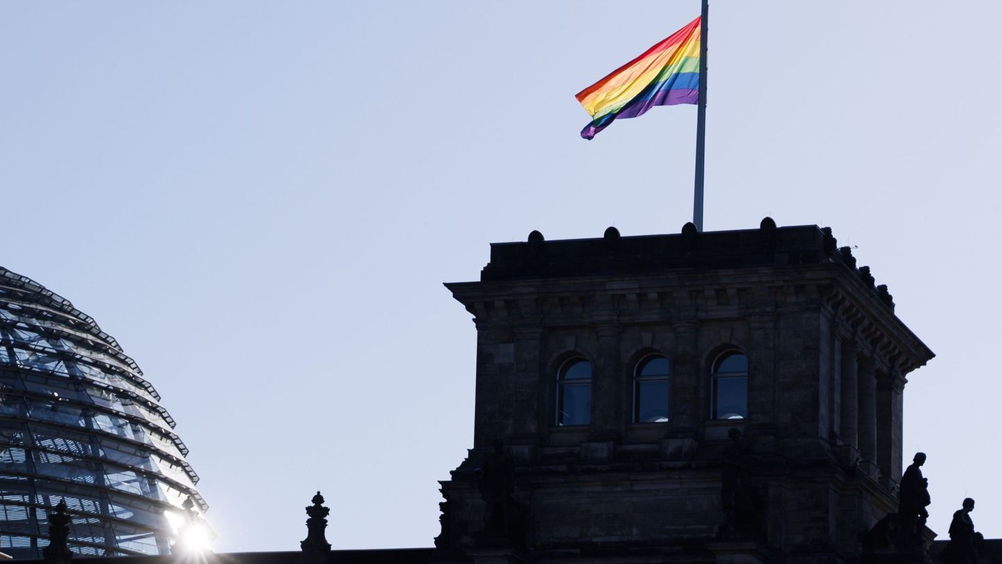 Bundestagspräsidentin Klöckner lässt die Fahne nur noch am Internationalen Tag gegen Homophobie hissen. Foto: Carsten Koall/dpa
