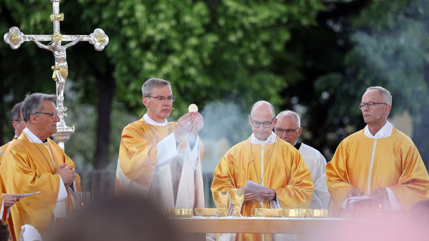 Zum Schlussgottesdienst kamen tausende Menschen. Foto: Karl-Josef Hildenbrand/dpa