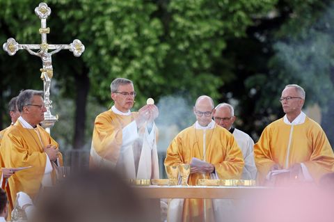 Zum Schlussgottesdienst kamen tausende Menschen. Foto: Karl-Josef Hildenbrand/dpa