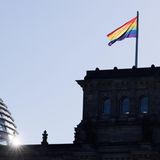 Regenbogenfahne weht auf dem Reichstagsgebäude