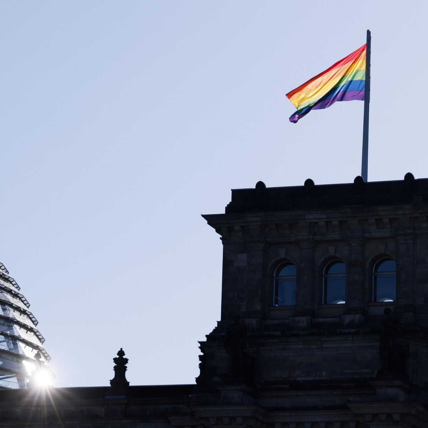 Regenbogenfahne weht auf dem Reichstagsgebäude