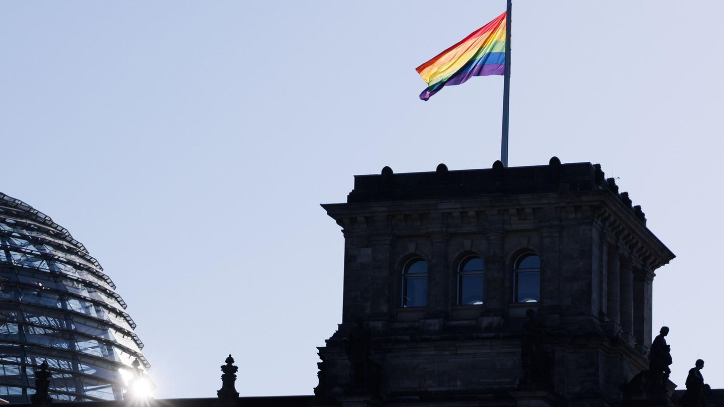 Regenbogenfahne weht auf dem Reichstagsgebäude