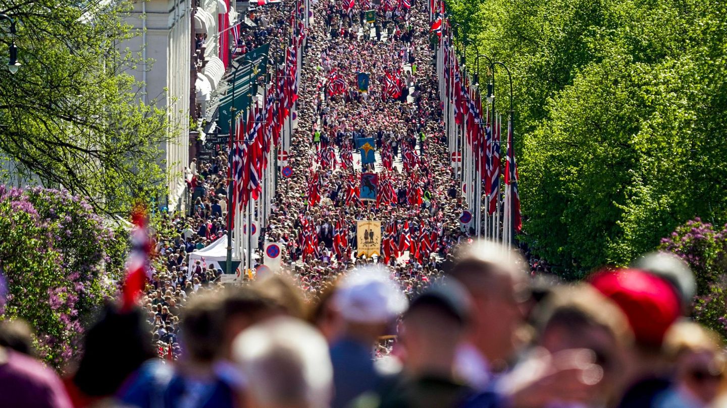 Kinderumzug während norwegischem Nationalfeiertag