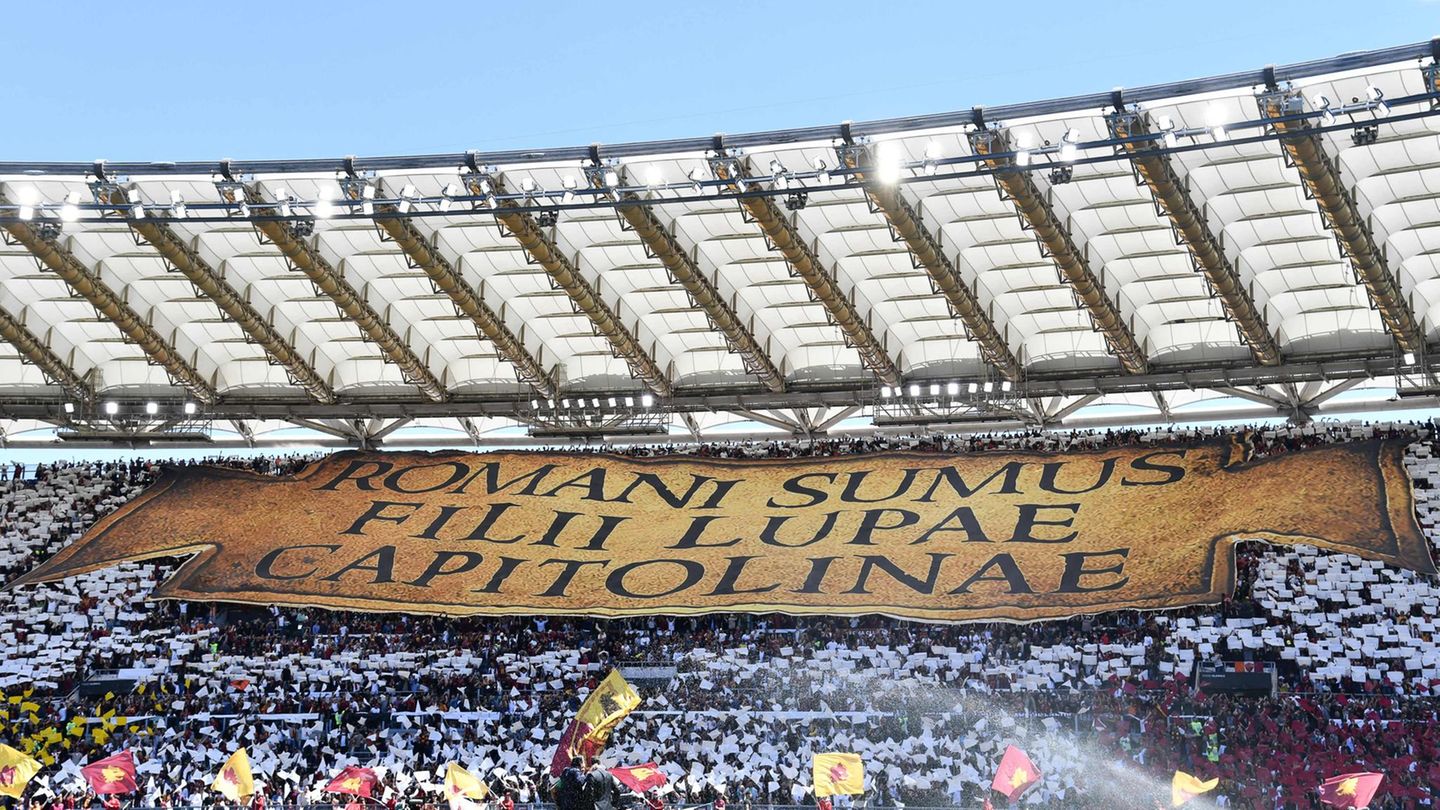 Fans präsentieren mit Banner ihren Stolz