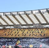 Fans präsentieren mit Banner ihren Stolz