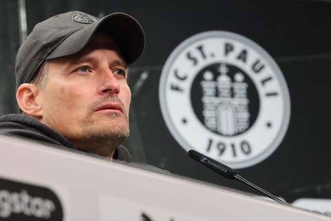 Niedergeschlagen, erschöpft, nachdenklich: FC St. Paulis Trainer Alexander Blessin nach dem Abstieg. Foto: Christian Charisius/d