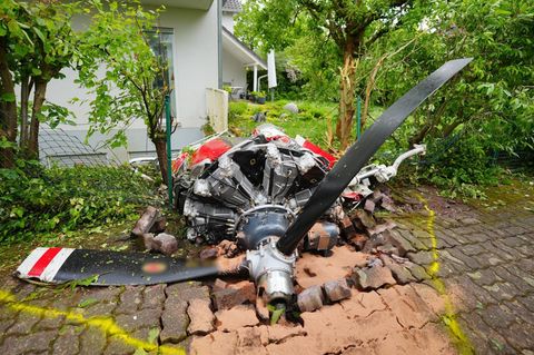 Ein Propeller der Maschine lag vor einem Wohnhaus. Foto: Enrique Kaczor/onw-images/dpa