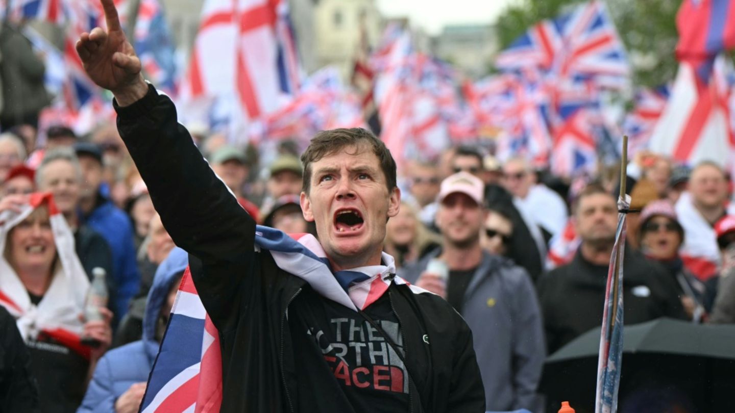 Anhänger des rechtsextremen Aktivisten Robinson in London