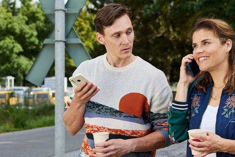 "Zwei am Zug": Otis (Rick Okon) und Sandra (Katharina Wackernagel) haben gute Neuigkeiten für ihre Lieben: Die Zugfahrt geht e