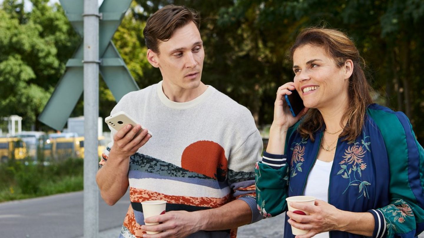 "Zwei am Zug": Otis (Rick Okon) und Sandra (Katharina Wackernagel) haben gute Neuigkeiten für ihre Lieben: Die Zugfahrt geht e