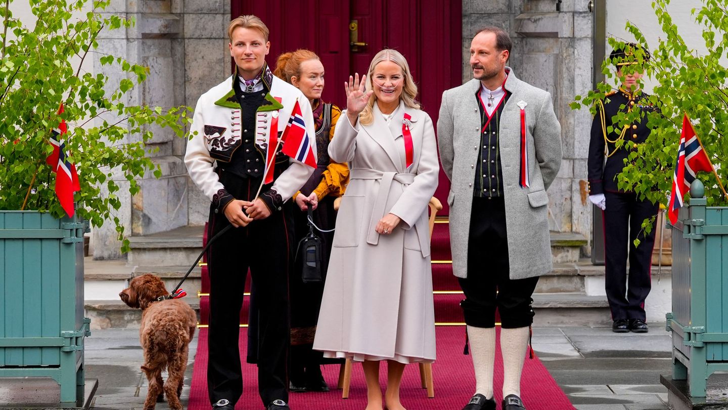 Kronprinzessin Mette-Marit lächelt in die Kamera und winkt
