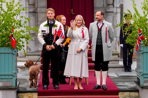 Kronprinzessin Mette-Marit lächelt in die Kamera und winkt