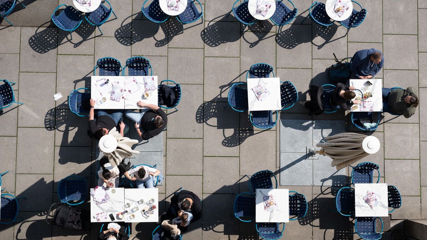 Die Temperaturen für einen Kaffee im Freien werden erträglicher. (Archivbild) Foto: Sebastian Kahnert/dpa