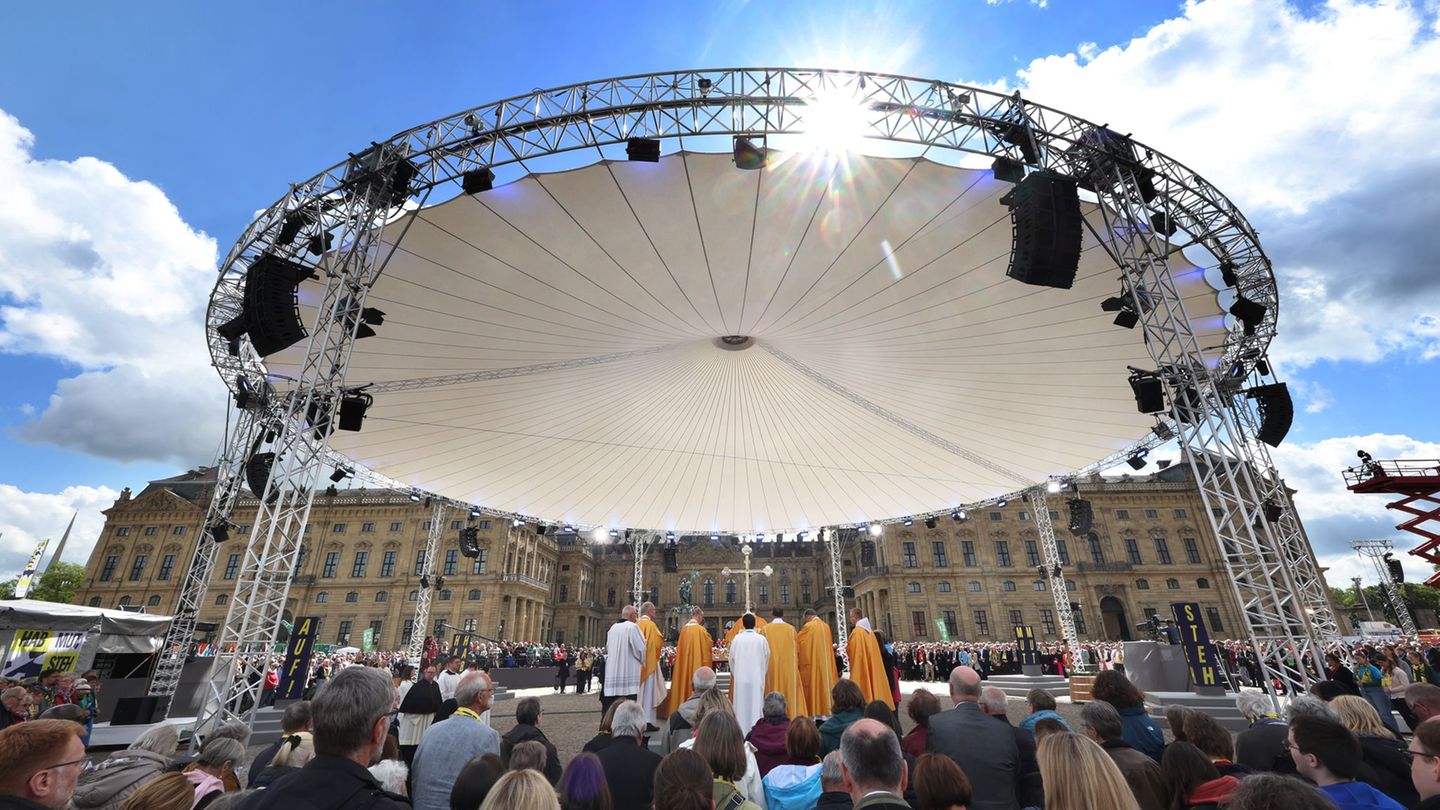 Zum Abschlussgottesdienst schien die Sonne. Foto: Karl-Josef Hildenbrand/dpa
