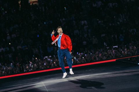 Harry Styles springt auf der Bühne