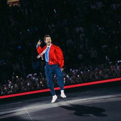Harry Styles springt auf der Bühne