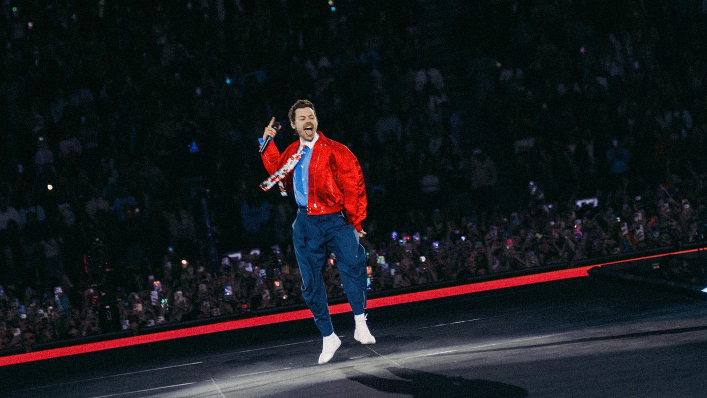 Harry Styles springt auf der Bühne