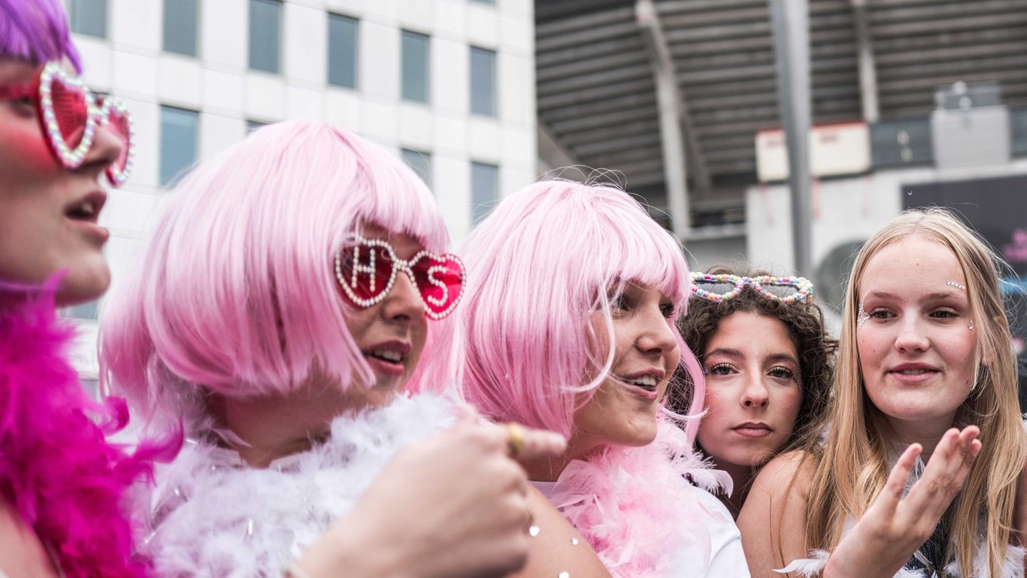 Drei Mädchen mit pinken Perücken und Sonnenbrillen