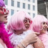 Drei Mädchen mit pinken Perücken und Sonnenbrillen