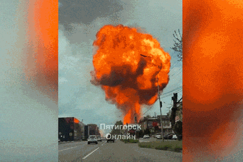 Explodierender Laster verwandelt Tankstelle in Feuerball