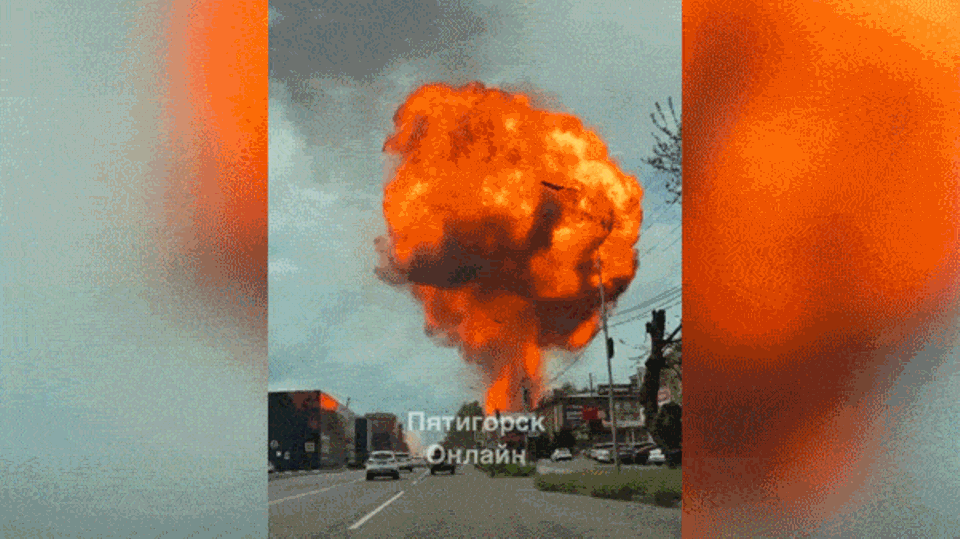 Explodierender Laster verwandelt Tankstelle in Feuerball