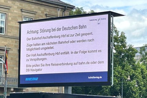 Ein Hinweis macht die Besucher des Katholikentags in Würzburg auf die wenig später aufgehobene Sperrung des Bahnhofs in Aschaffe