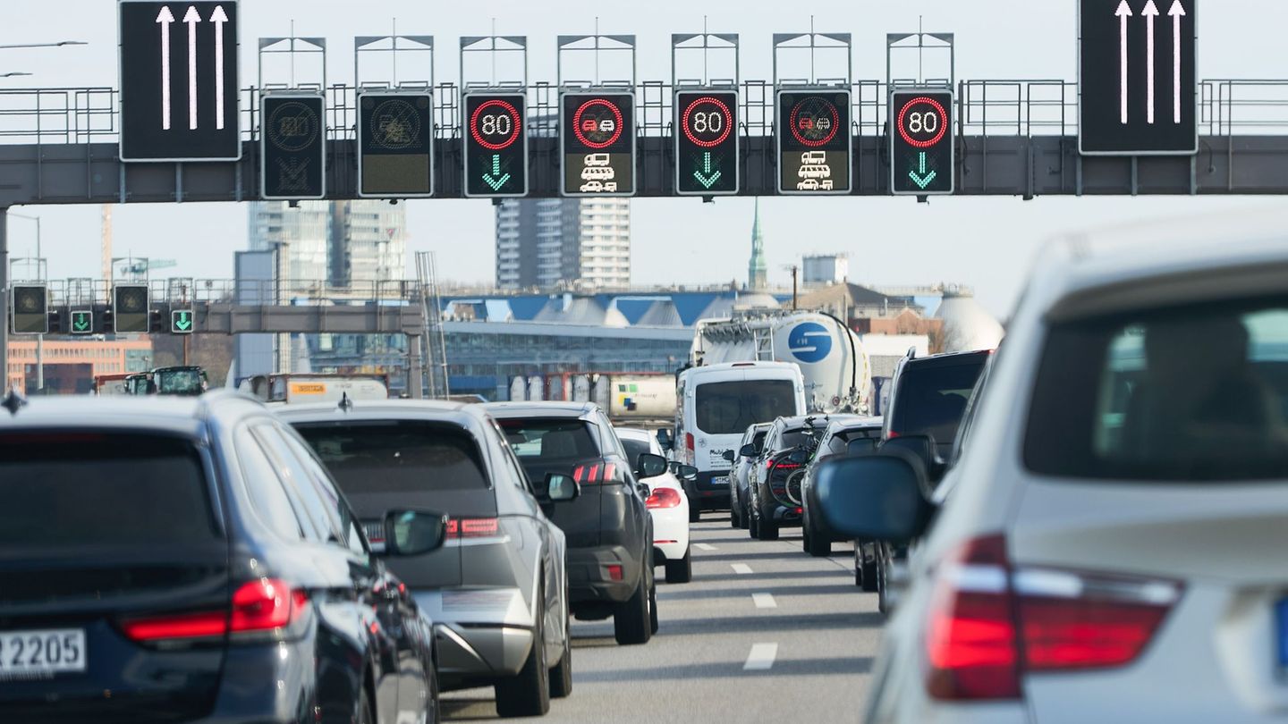 In und um Hamburg staut es sich besonders. (Symbolbild) Foto: Georg Wendt/dpa