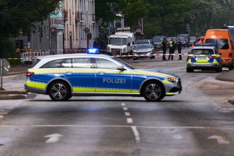 Die Buxtehuder Straße, als B73 eine der wichtigsten Verkehrsachsen in Harburg, musste wegen eines Wasserrohrbruchs voll gesperrt