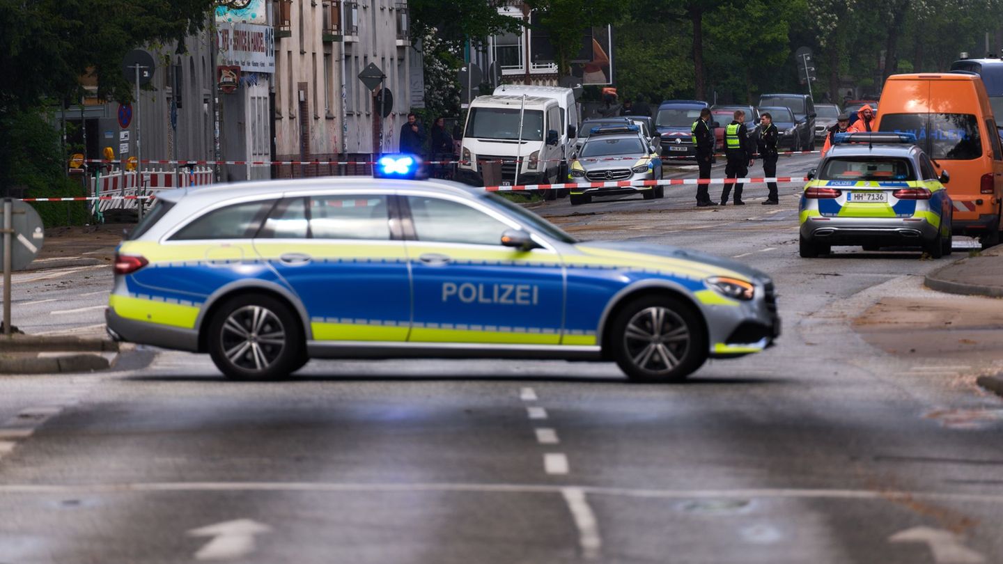 Die Buxtehuder Straße, als B73 eine der wichtigsten Verkehrsachsen in Harburg, musste wegen eines Wasserrohrbruchs voll gesperrt