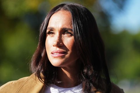 Herzogin Meghan steht im Sonnenlicht