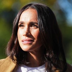 Herzogin Meghan steht im Sonnenlicht