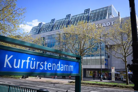 Die Polizei fahndet nach einem Einbrecher, der am Kurfürstendamm mit einem Auto in die Tür eines Luxus-Modegeschäfts gefahren is