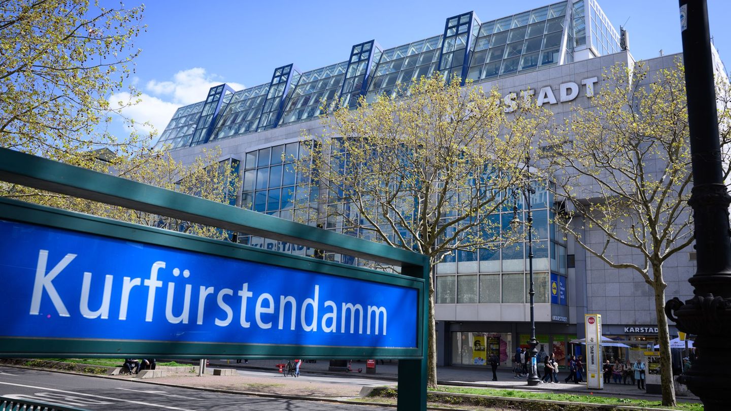 Die Polizei fahndet nach einem Einbrecher, der am Kurfürstendamm mit einem Auto in die Tür eines Luxus-Modegeschäfts gefahren is