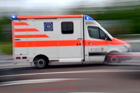 Sieben Menschen verletzten sich bei dem Unfall leicht. (Symbolbild) Foto: Hendrik Schmidt/dpa-Zentralbild/dpa