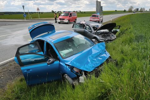 Bei einem Unfall auf der Bundesstraße 299 bei Mitterteich (Landkreis Tirschenreuth) sind sechs Menschen verletzt worden. Foto: P