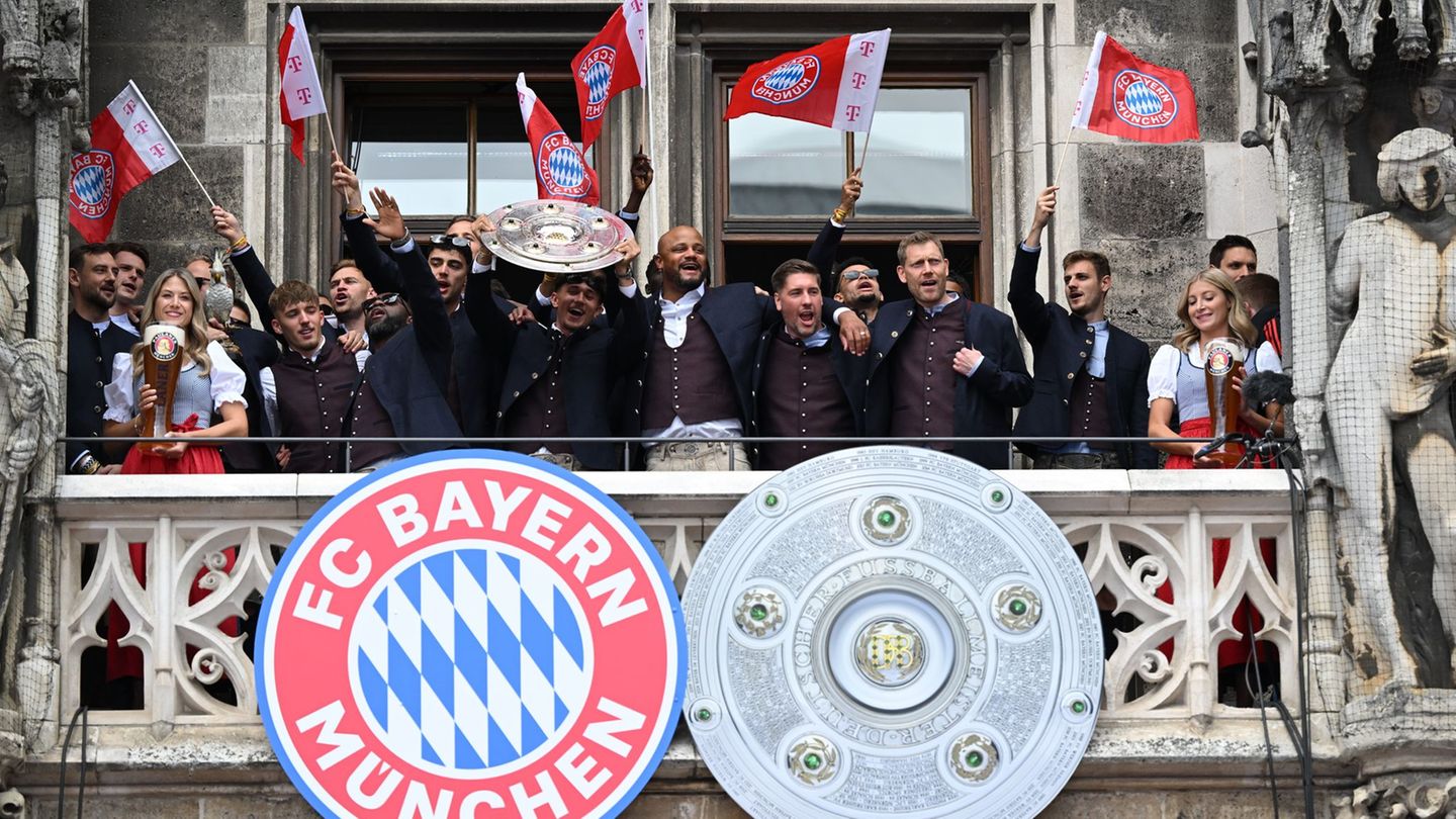 Die Bayern-Stars feiern auf dem Rathaus-Balkon. Foto: Sven Hoppe/dpa