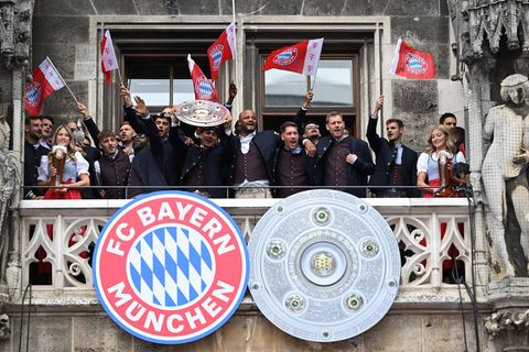 Die Bayern-Stars feiern auf dem Rathaus-Balkon. Foto: Sven Hoppe/dpa