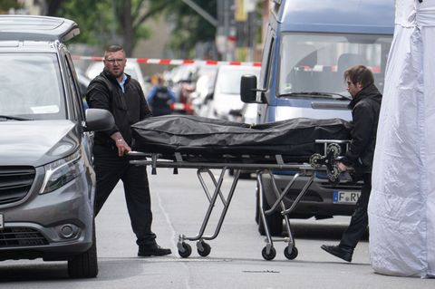 Die Mordkommission der Kriminalpolizei ermittelt wegen eines Tötungsdelikts. Foto: Boris Roessler/dpa