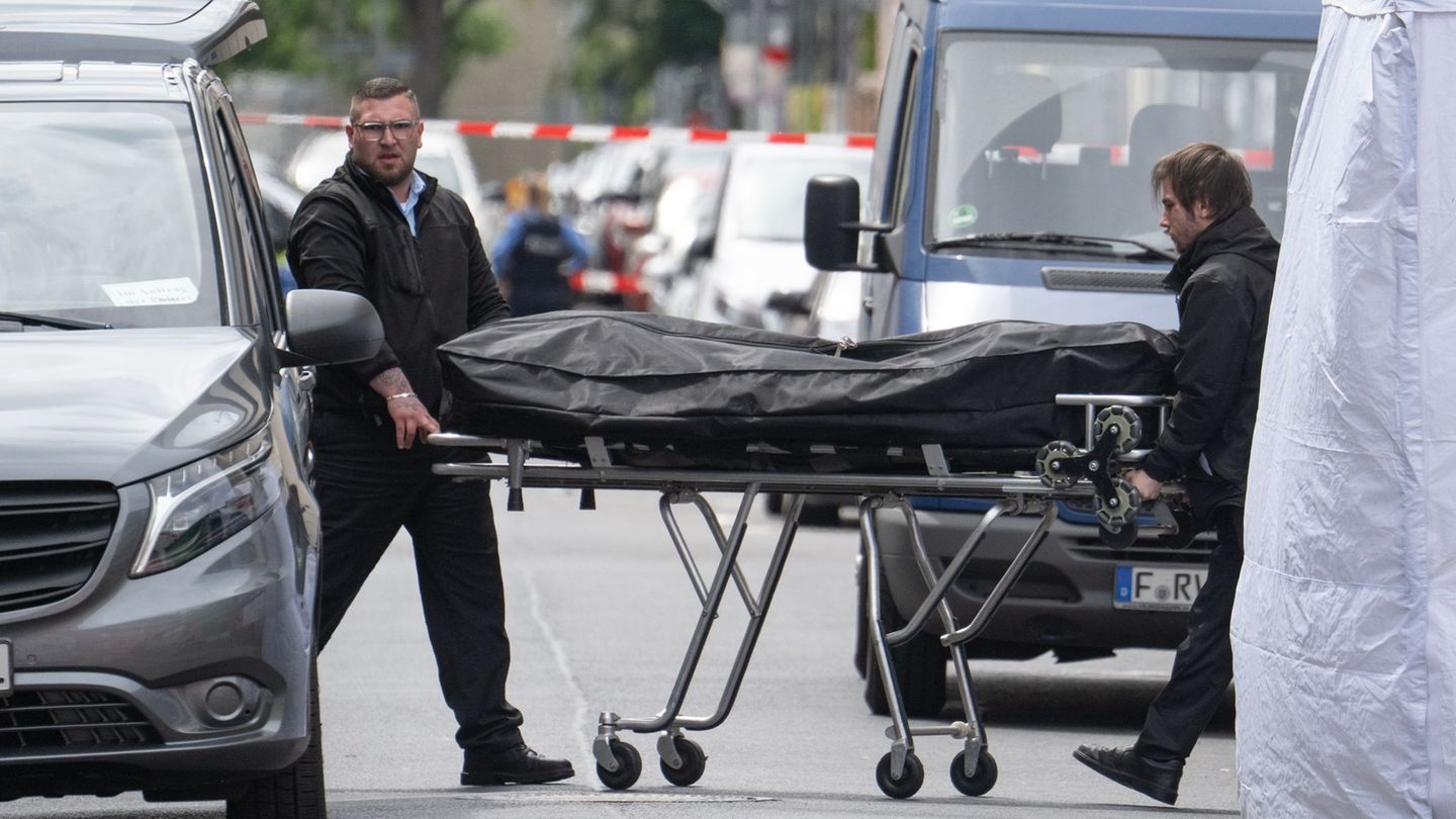 Die Mordkommission der Kriminalpolizei ermittelt wegen eines Tötungsdelikts. Foto: Boris Roessler/dpa