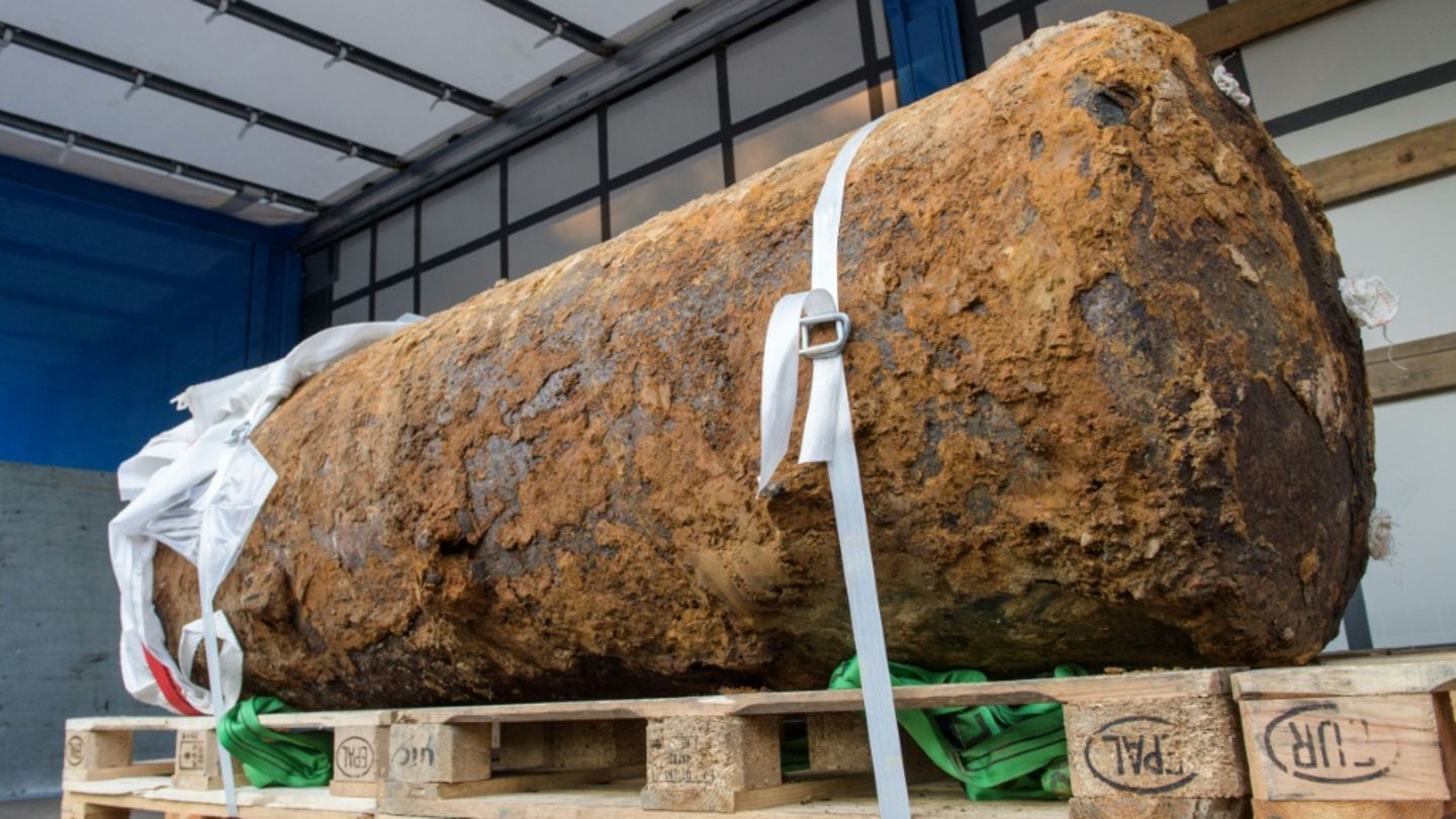 Bombe des Typs HC4000 bei früherer Entschärfung