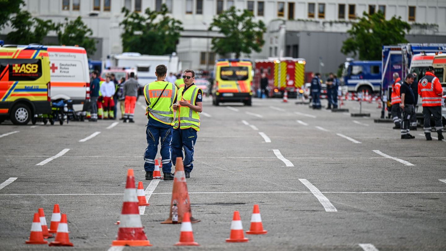 Rund 1.500 Einsatzkräfte halfen bei der Evakuierung. Foto: Marius Bulling/dpa