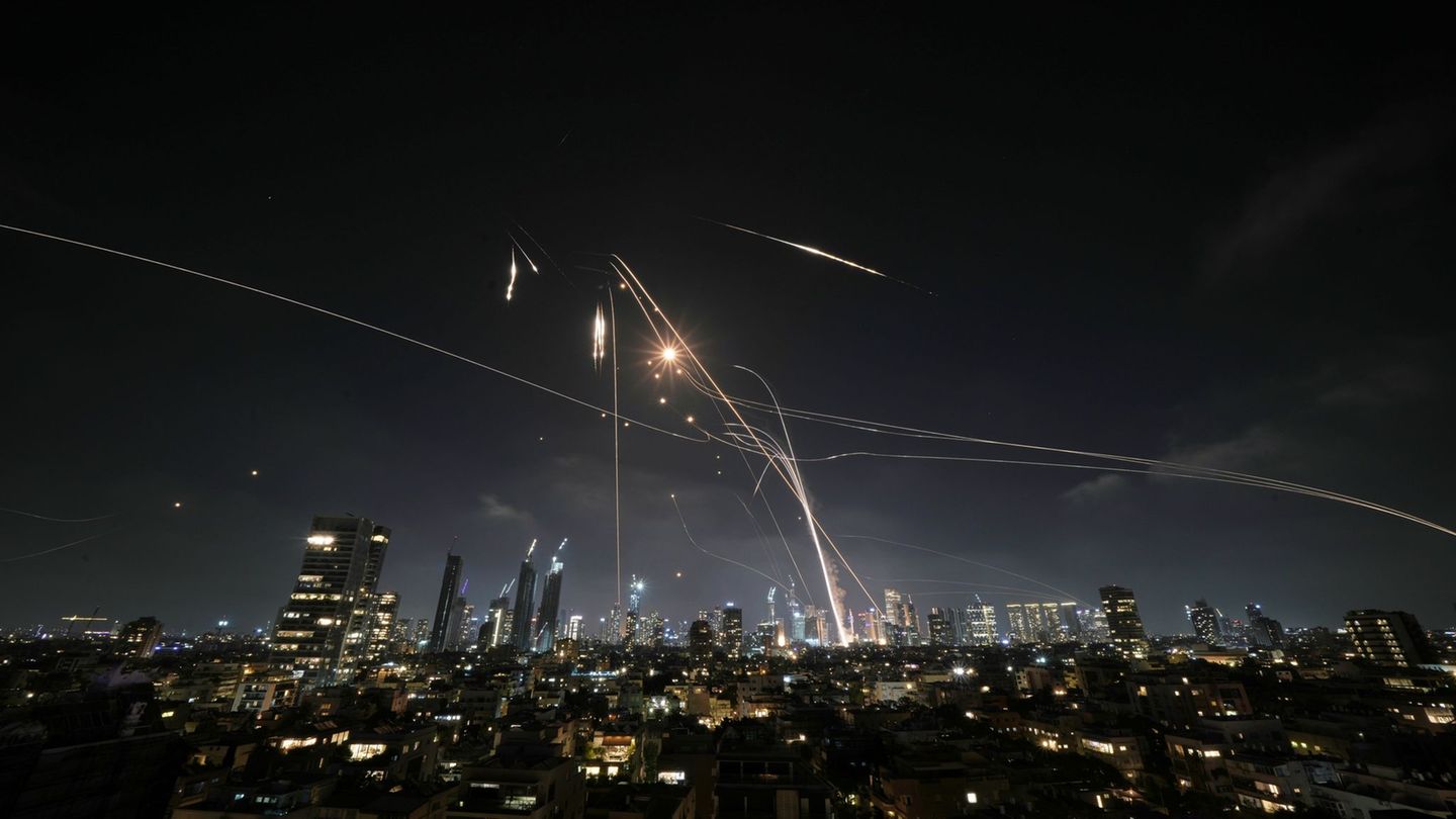 Israels Luftabwehr im Einsatz gegen iranische Raketen. (Archivbild) Foto: Leo Correa/AP/dpa