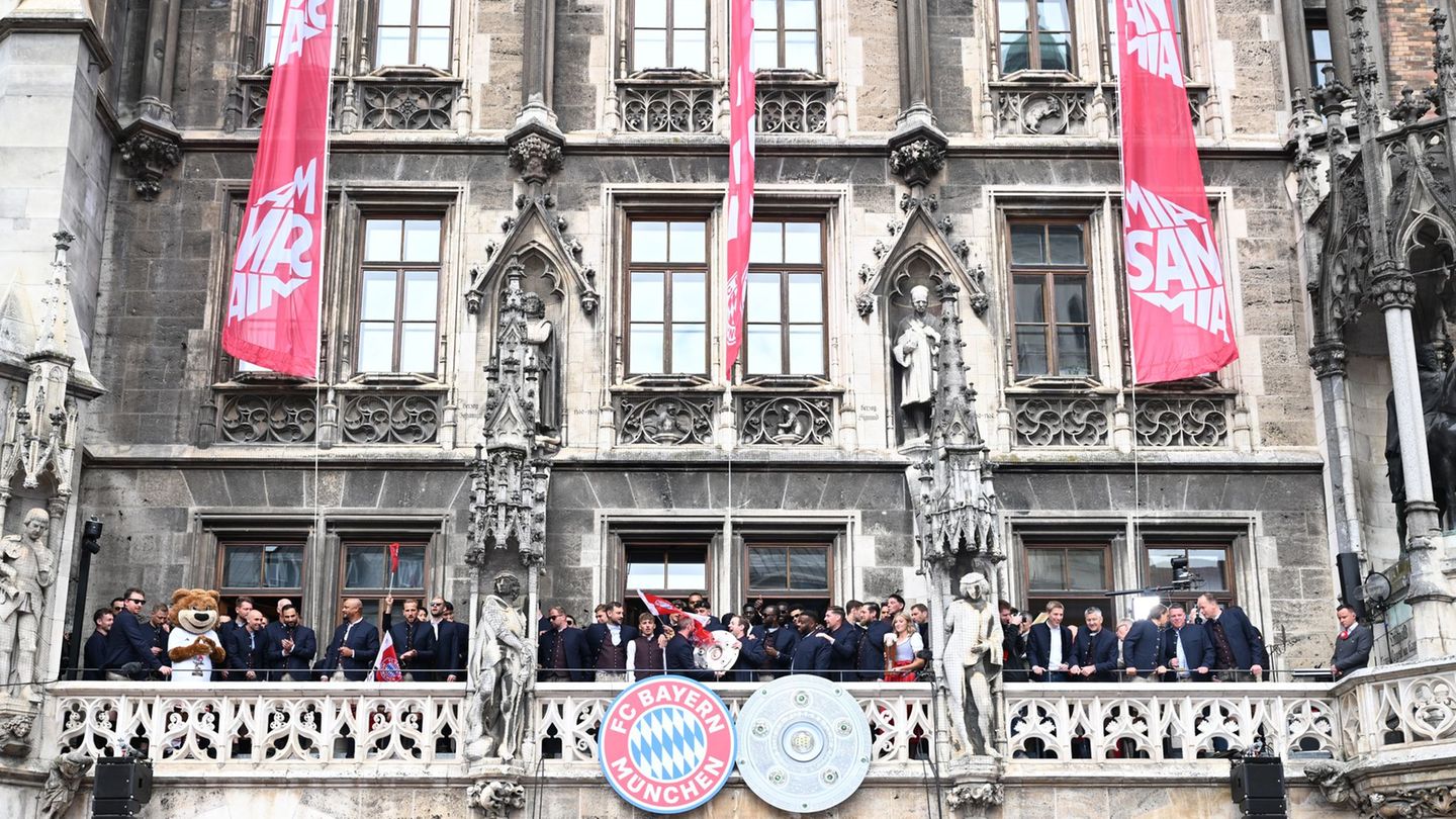 Die Bayern-Stars feiern auf dem Rathaus-Balkon. Foto: Felix Hörhager/dpa