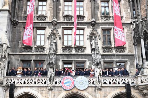 Die Bayern-Stars feiern auf dem Rathaus-Balkon. Foto: Felix Hörhager/dpa