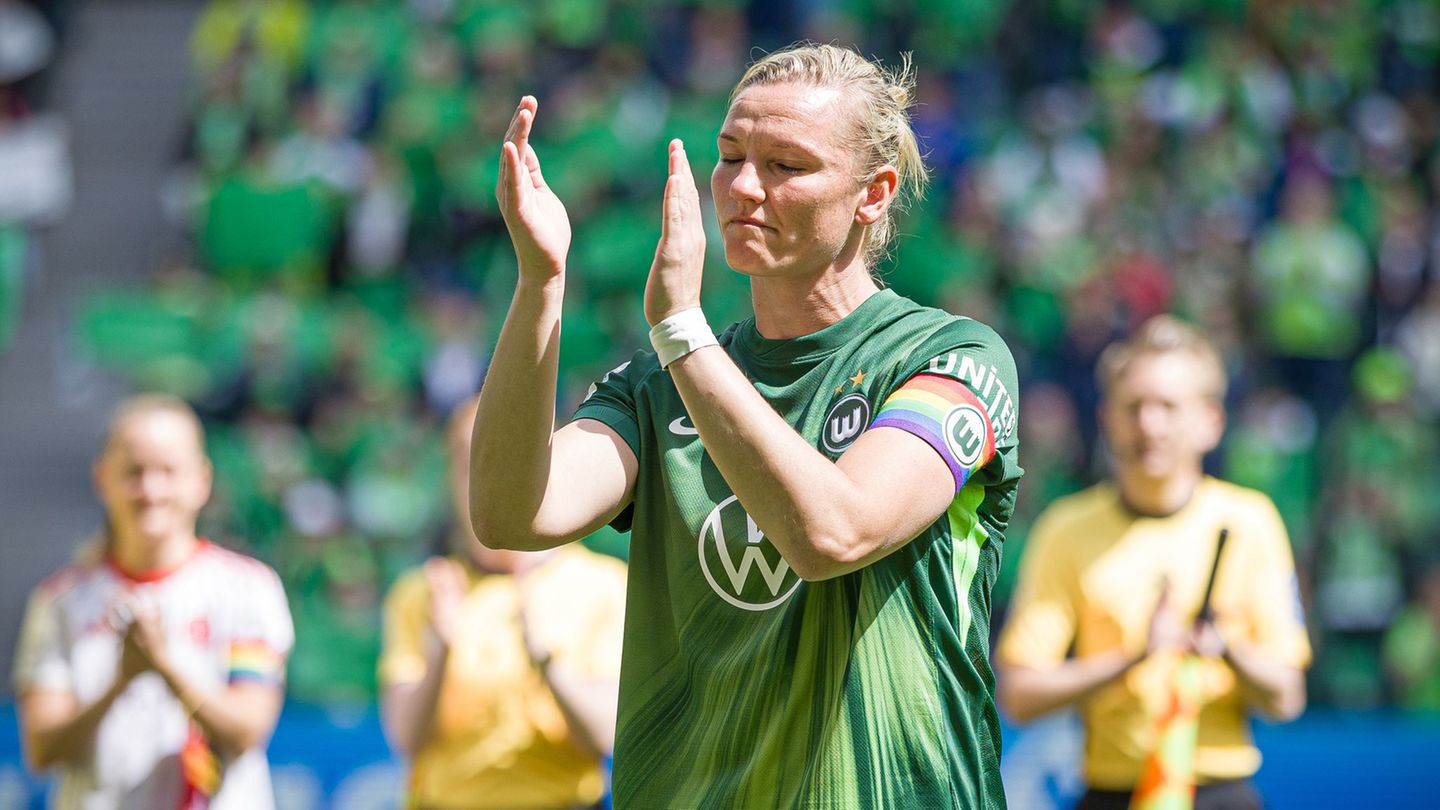 Alexandra Popp bei ihrem Abschiedsspiel in Wolfsburg. Foto: Moritz Frankenberg/dpa