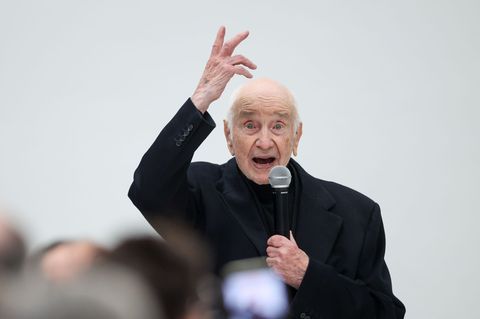 Der 95-Jährige ist Maler, Schauspieler und Musiker. Foto: Christoph Reichwein/dpa