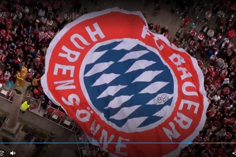 Das Banner wurde von den FC-Bayern-Fans auf dem Marienplatz über die Köpfe hinweg getragen
