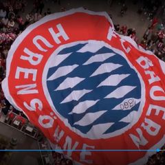 Das Banner wurde von den FC-Bayern-Fans auf dem Marienplatz über die Köpfe hinweg getragen