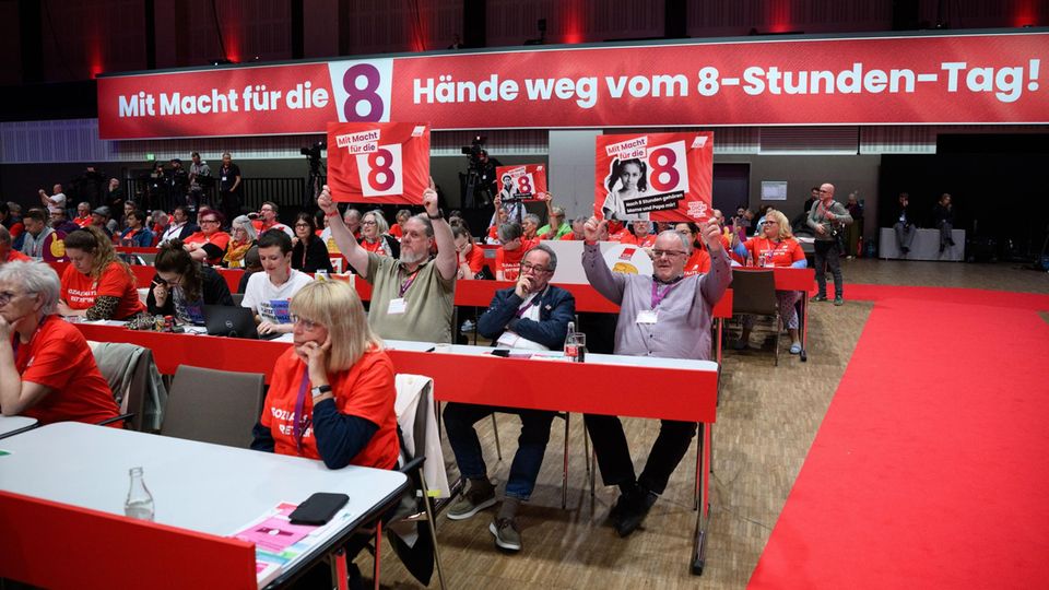 Gewerkschafter beim 23. Ordentlichen Bundeskongress des Deutschen Gewerkschaftsbundes (DGB)